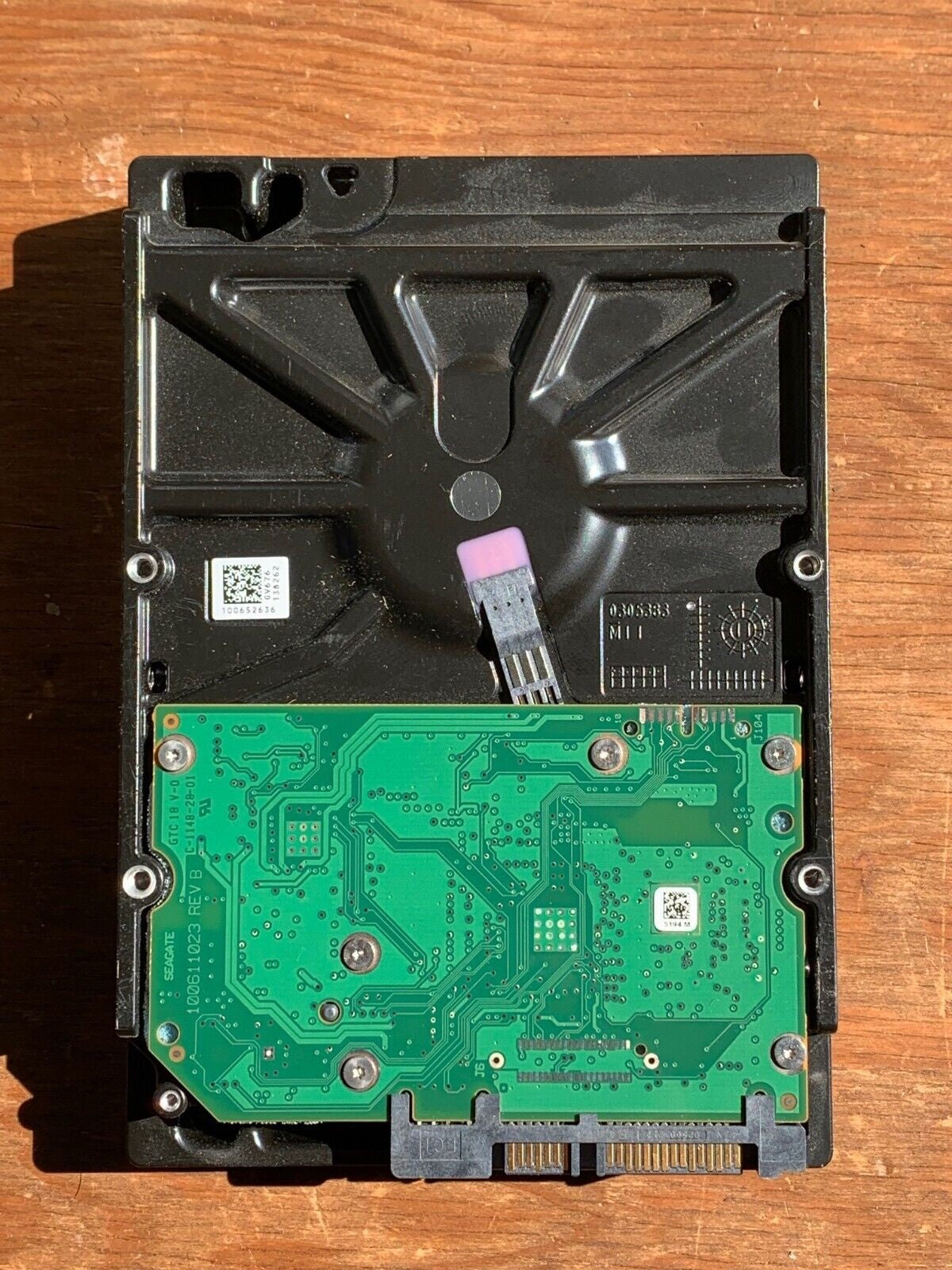 ST32000645NS – 100611023 Rev B – S/N: Z1K014KN – P/N: 9SM167-001 – F/W: 0004 – Site: KRATSG – Date: 12396 – 2TB – 3.5" – SATA