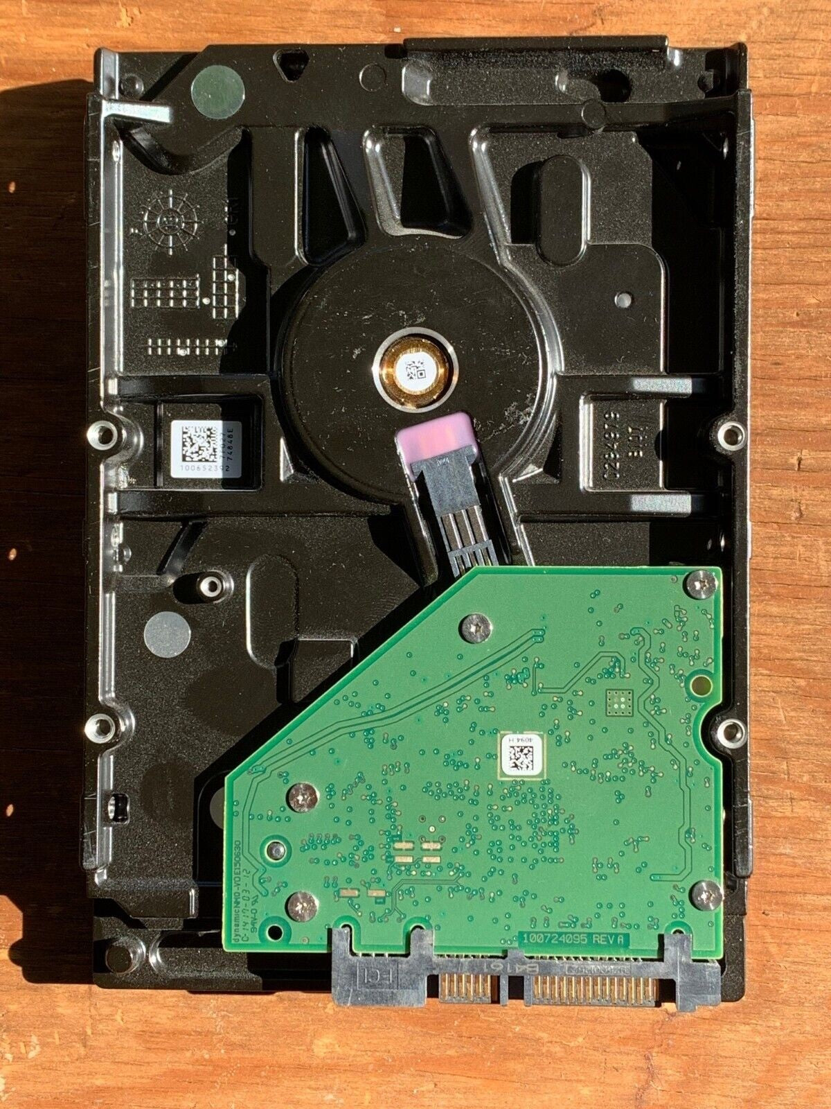 ST1000DM003 – 100724095 REV A – S/N: Z4Y0TV62 – P/N: 1ER162-040 – F/W: AP14 – Site: TK – Date: 15022 – 1TB – 3.5" – SATA
