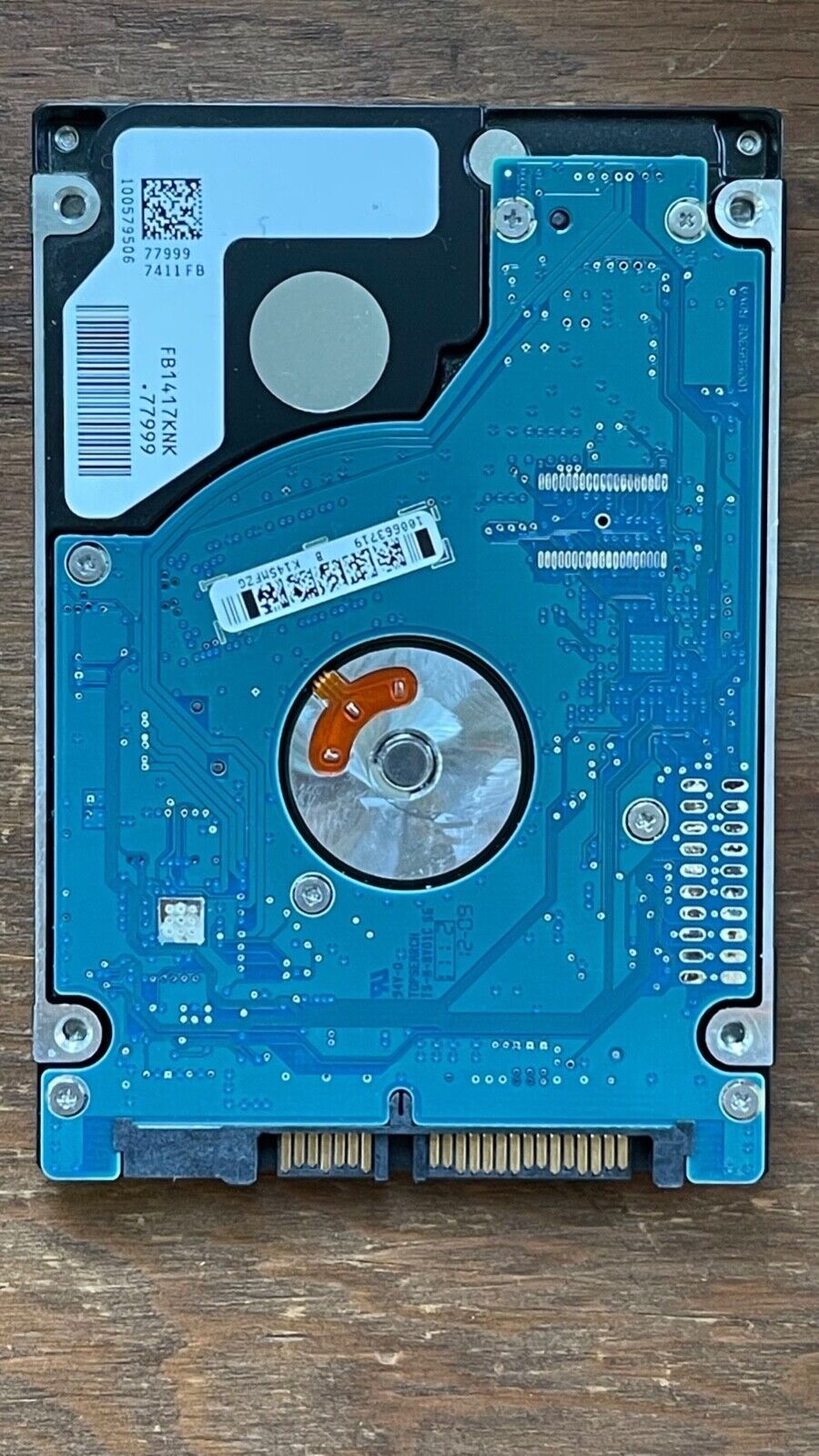 ST9320325ASG – 100579506 Rev B – S/N: 5VD790RT – P/N: 9KAG33-043 – F/W: 0009APM1 – Site: WU – Date: 11475 – 320GB – 2.5" – SATA